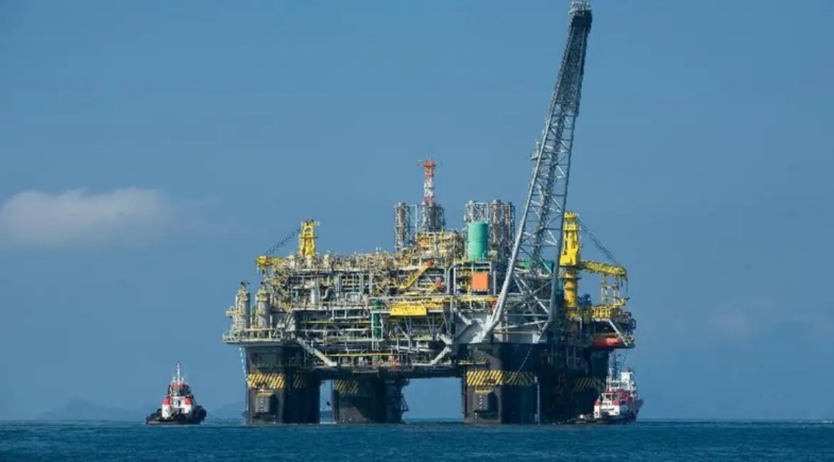 Petróleo dispara após Trump anunciar pedágio no Estreito de Ormuz (Foto: Reprodução)