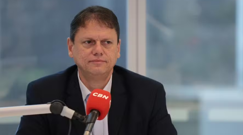 O candidato do Republicanos ao governo de SP, Tarcísio de Freitas, em sabatina na rádio CBN | Foto: Maria Isabel Oliveira / O Globo / Divulgação