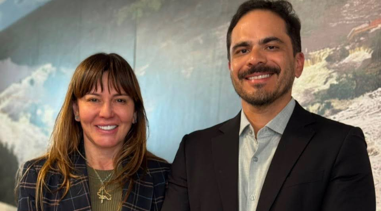 Prefeita Ivanária Sampaio recebe em seu gabinete visita institucional do promotor Thiago Queiroz de Brito