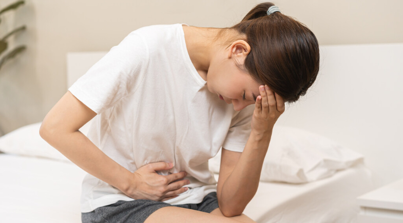 Dor na barriga pode indicar duas doenças graves; saiba como diferenciar