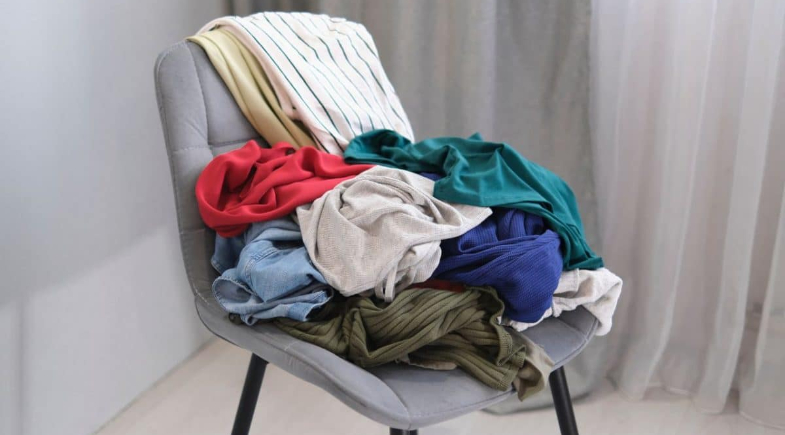 Tem uma cadeira cheia de roupas no quarto? O que esse hábito revela