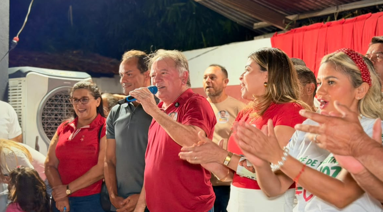 Merlong Solano sobe em pulpito para discursas | Divulgação/Ascom