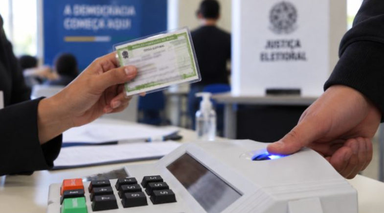 Eleitor colocando a biometria para votar | Tribunal Regional Eleitoral - TO