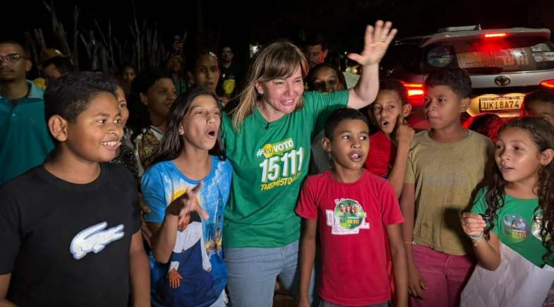 Ivanária Sampaio participou de caminhada política no bairro Cristo Redentor, em Esperantina, na quarta-feira (16) | Reprodução/ Divulgação