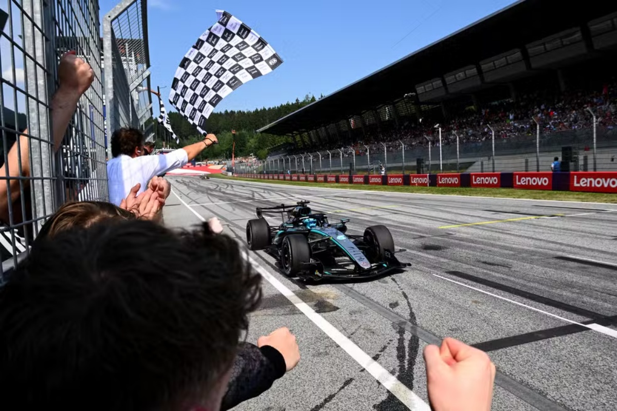 George Russell recebe a bandeirada e vence o GP da Áustria (Foto: Mark Sutton - Formula 1/Formula 1 via Getty Images)