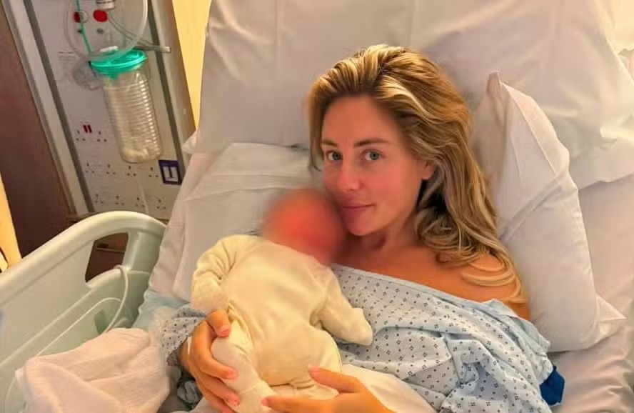 Recordista sexual grava vídeo promocional com bebê recém-nascido e é denunciada; fotos