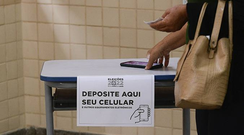 Equipamentos que comprometem o sigilo do voto não podem entrar na cabine | Divulgação/TSE