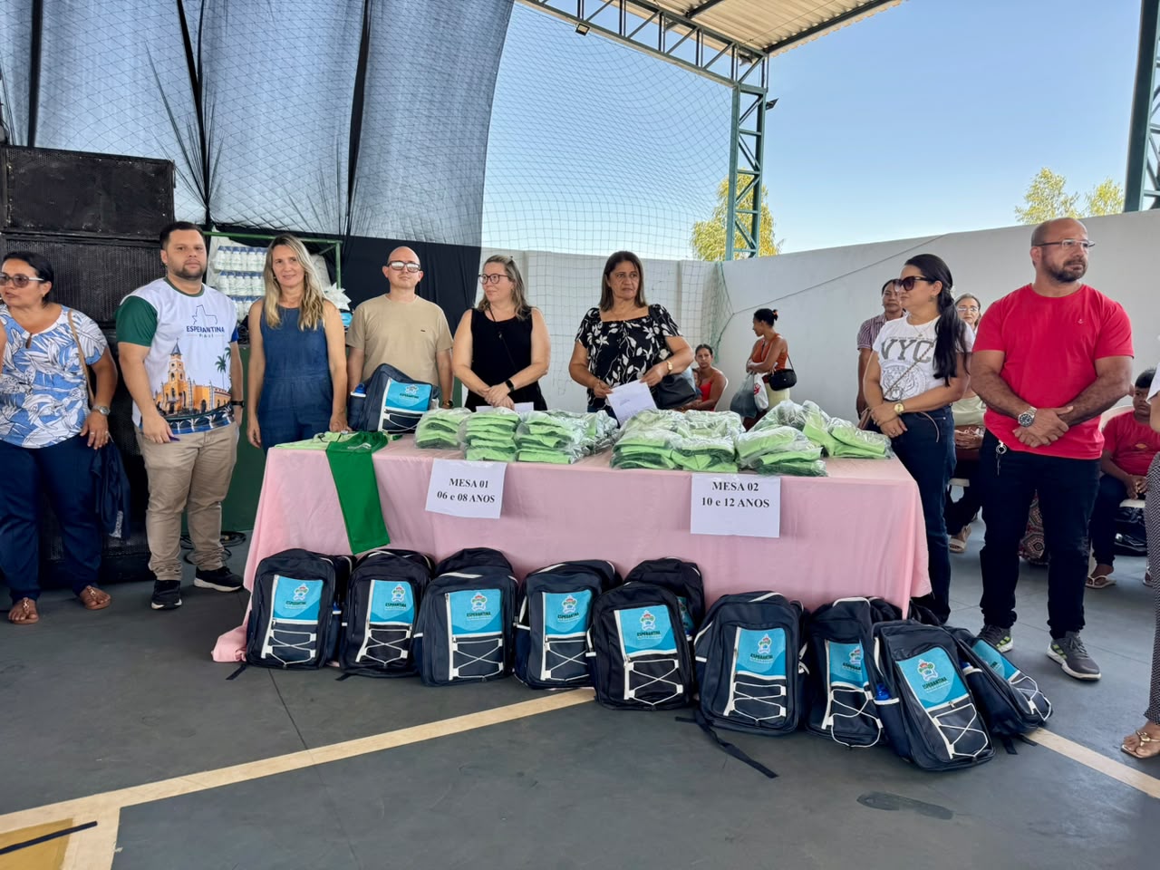 Entrega de kits escolares - Divulgação/ASCOM