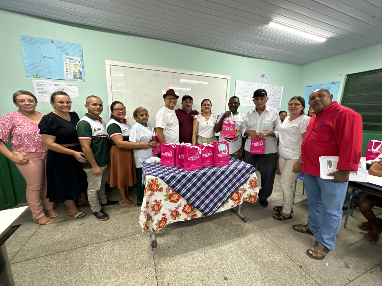 Prefeito Abdoral Melo e secretária de Educação entregam óculos a alunos da EJA | Divulgação/AscomPrefeito Abdoral Melo e secretária de Educação entregam óculos a alunos da EJA | Divulgação/Ascom