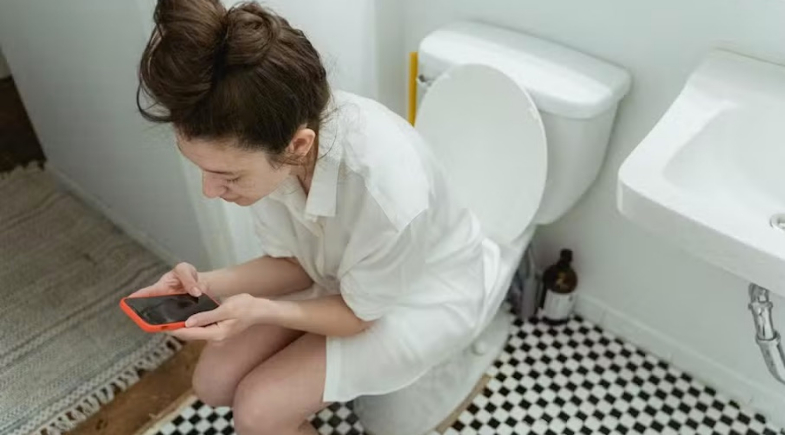 Hábito de levar o celular ao banheiro pode estar fazendo mal à sua saúde; entenda