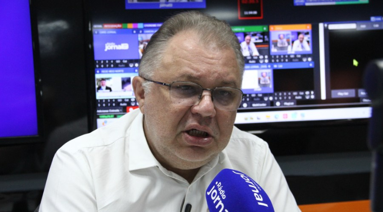 Florentino Neto em sabatina na rádio Jornal 90,3 FM. | Raíssa Morais/Meio News