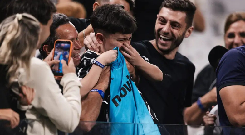 Neymar presenteou criança com sua camisa após o clássico entre Corinthians e Santos | Guilherme Veiga/PxImages/FolhaPress