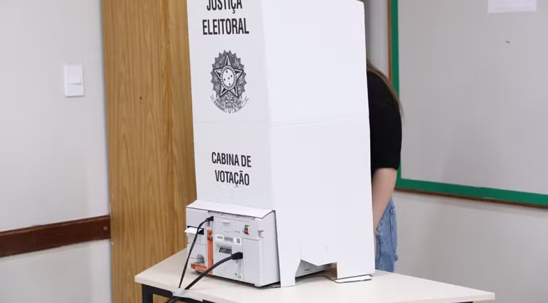 Roupa, celular, colinha: saiba o que pode e o que não pode no dia do voto | Alejandro Zambrana/Secom/TSE