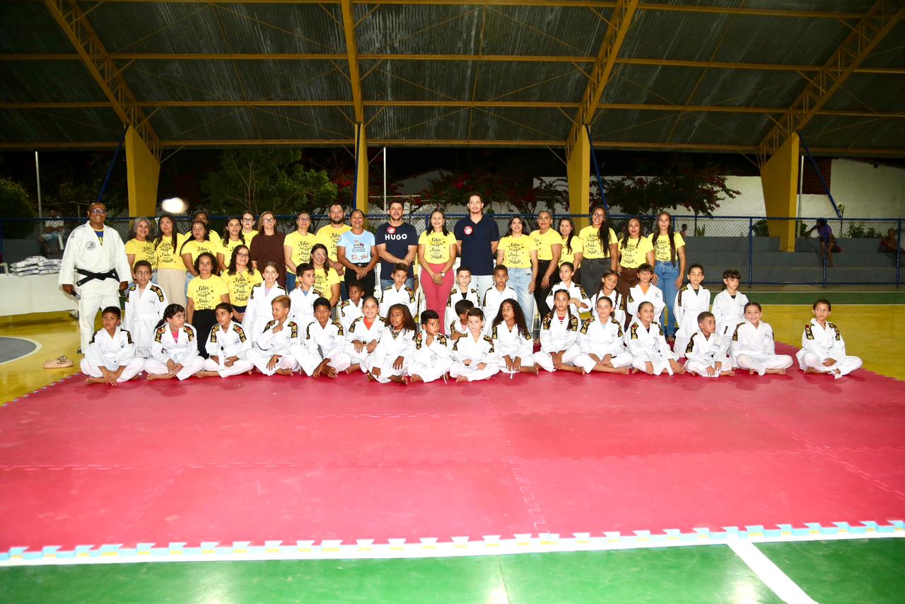 Entrega kimonos para os alunos do projeto de judô - Divulgação/ASCOMEntrega kimonos para os alunos do projeto de judô - Divulgação/ASCOM