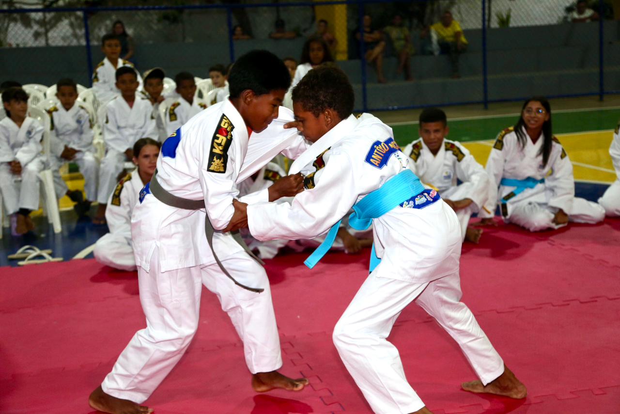 Entrega kimonos para os alunos do projeto de judô - Divulgação/ASCOM