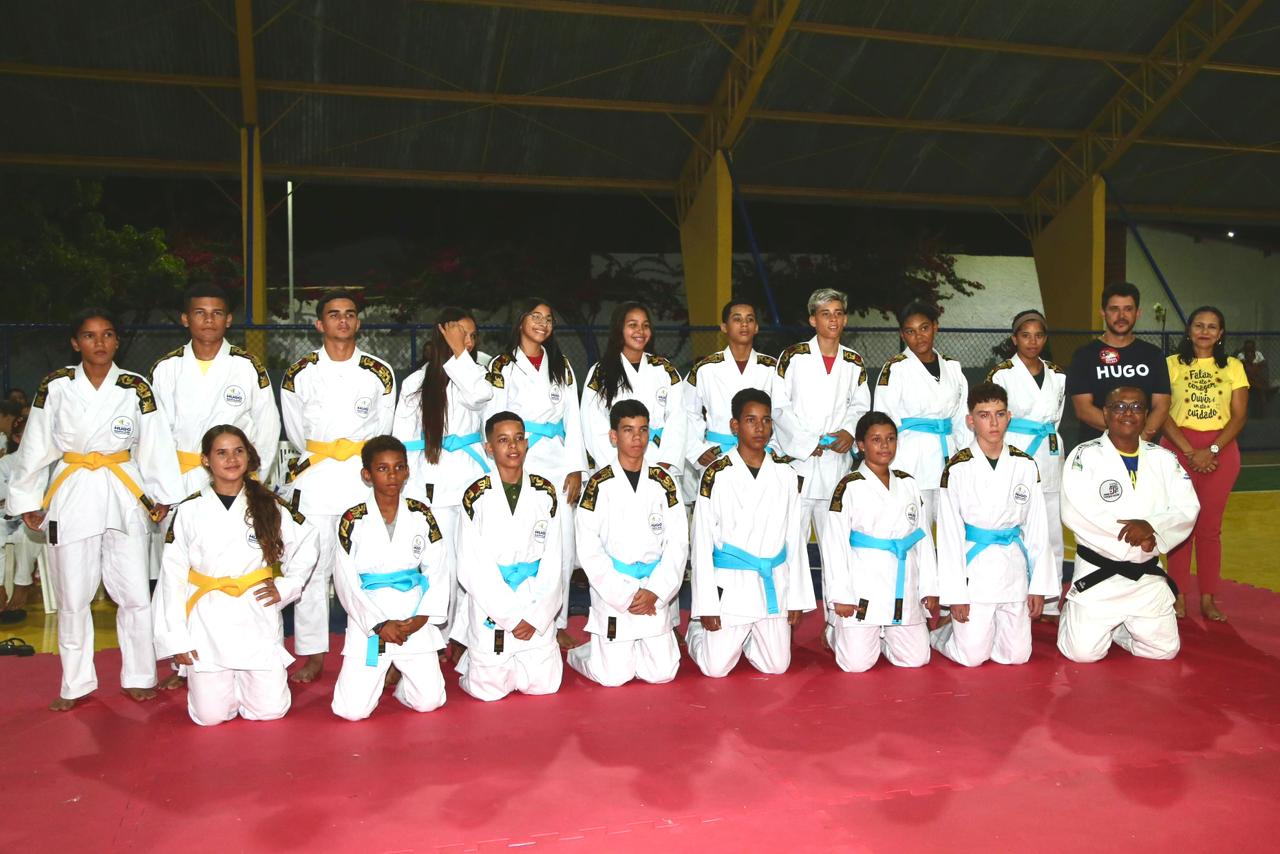 Entrega kimonos para os alunos do projeto de judô - Divulgação/ASCOMEntrega kimonos para os alunos do projeto de judô - Divulgação/ASCOM